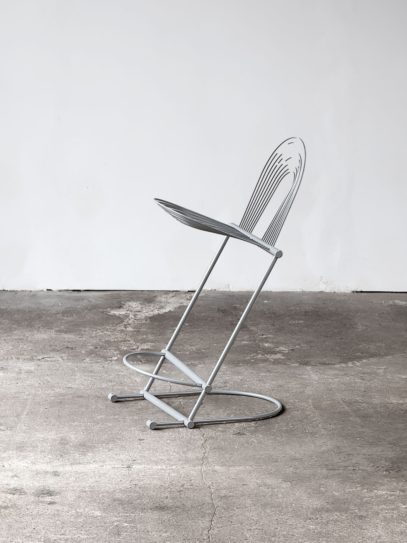 Widok z boku stołka barowego Swing, Rosenthal Lübke