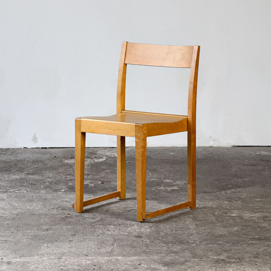 Pojedyncze krzesło Orchestra projektu Svena Markeliusa, wykonane z drewna bukowego i sklejki, minimalistyczny design z lat 40.