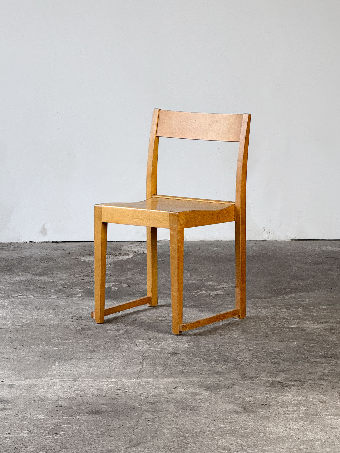 Pojedyncze krzesło Orchestra projektu Svena Markeliusa, wykonane z drewna bukowego i sklejki, minimalistyczny design z lat 40.