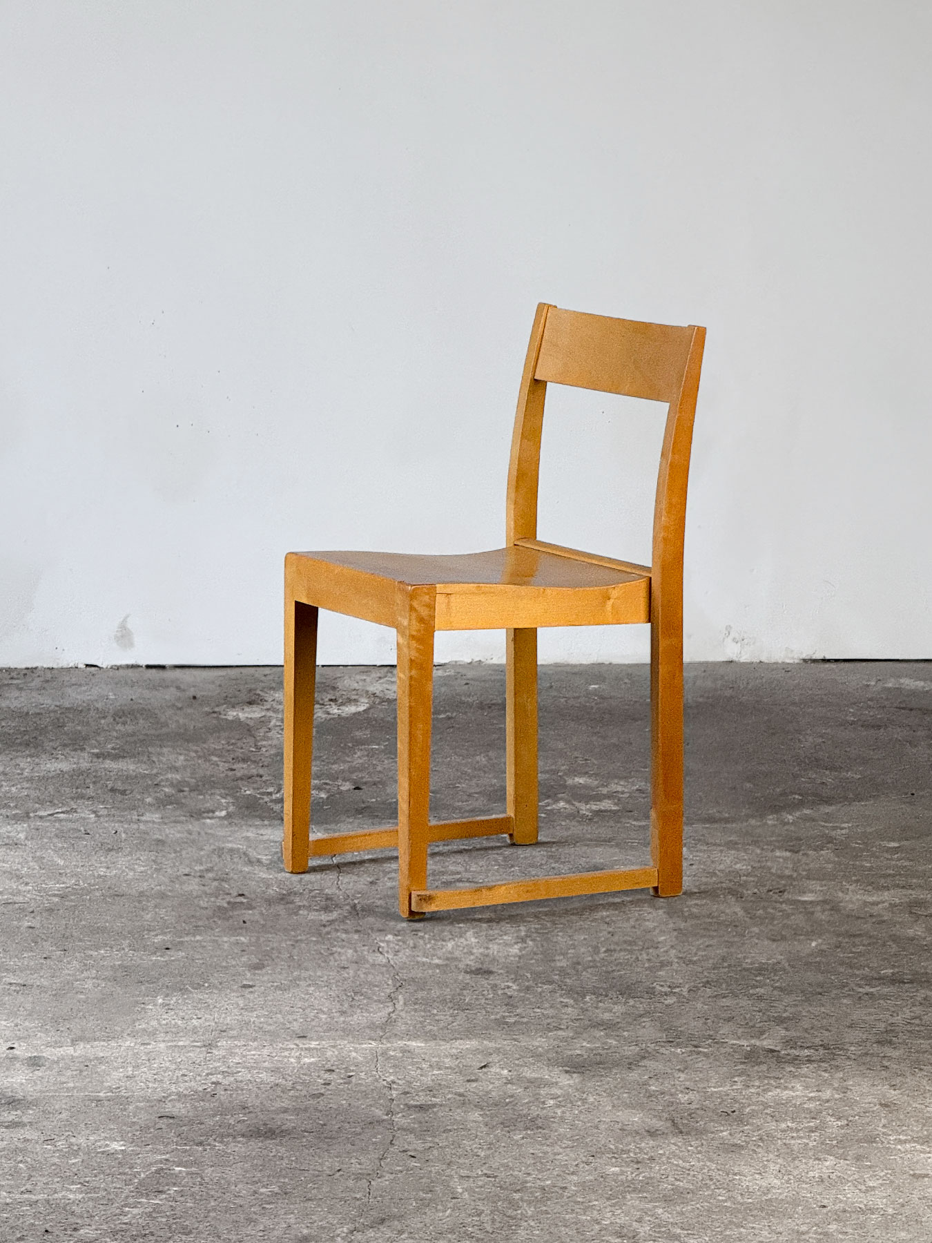 Profil krzesła Orchestra w stylu skandynawskim, drewno bukowe i sklejka, design z lat 40., Krześlarz.