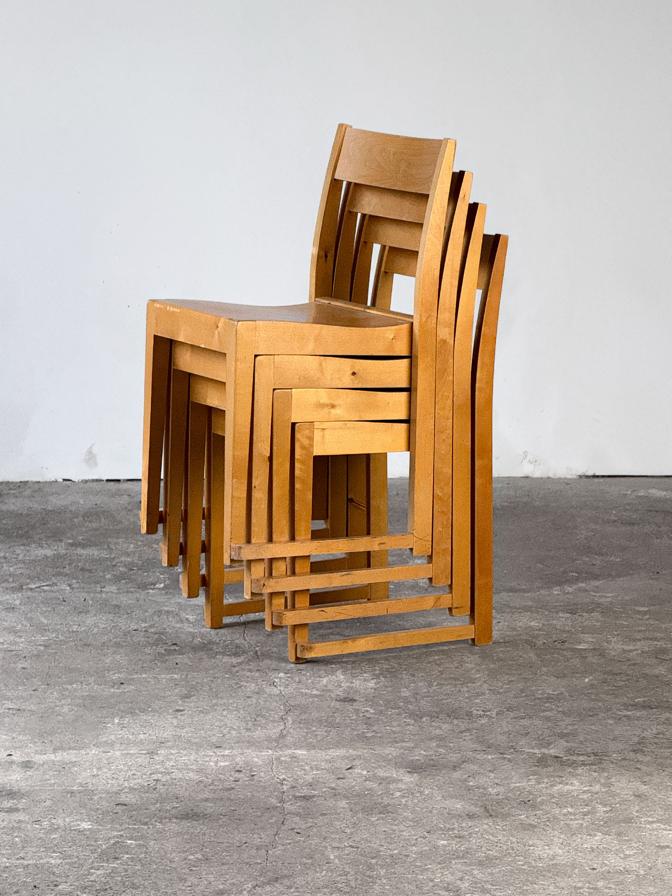 Sztaplowane krzesła Orchestra autorstwa Svena Markeliusa, wykonane z drewna bukowego i sklejki, minimalistyczny design, Krześlarz.