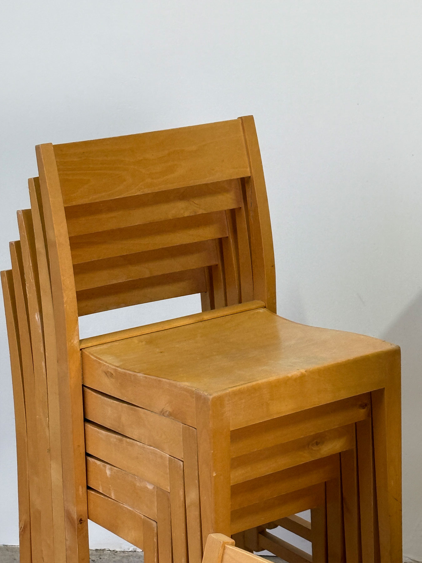 Zbliżenie na siedzisko krzesła Orchestra, widoczna faktura sklejki i naturalne wykończenie, skandynawski modernizm, Krześlarz.