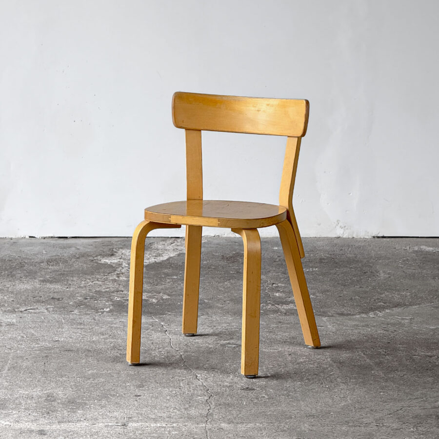 Krzesło Artek 69, design Alvara Aalto, lite drewno brzozowe, skandynawski modernizm.
