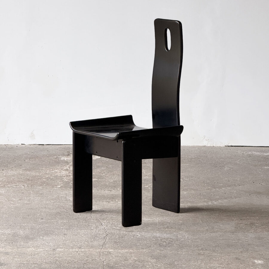 Krzesło „Diago” projektu Edoardo Landiego, widok przodem, czarne drewno, minimalistyczna forma, postmodernistyczny design z 1973 roku.