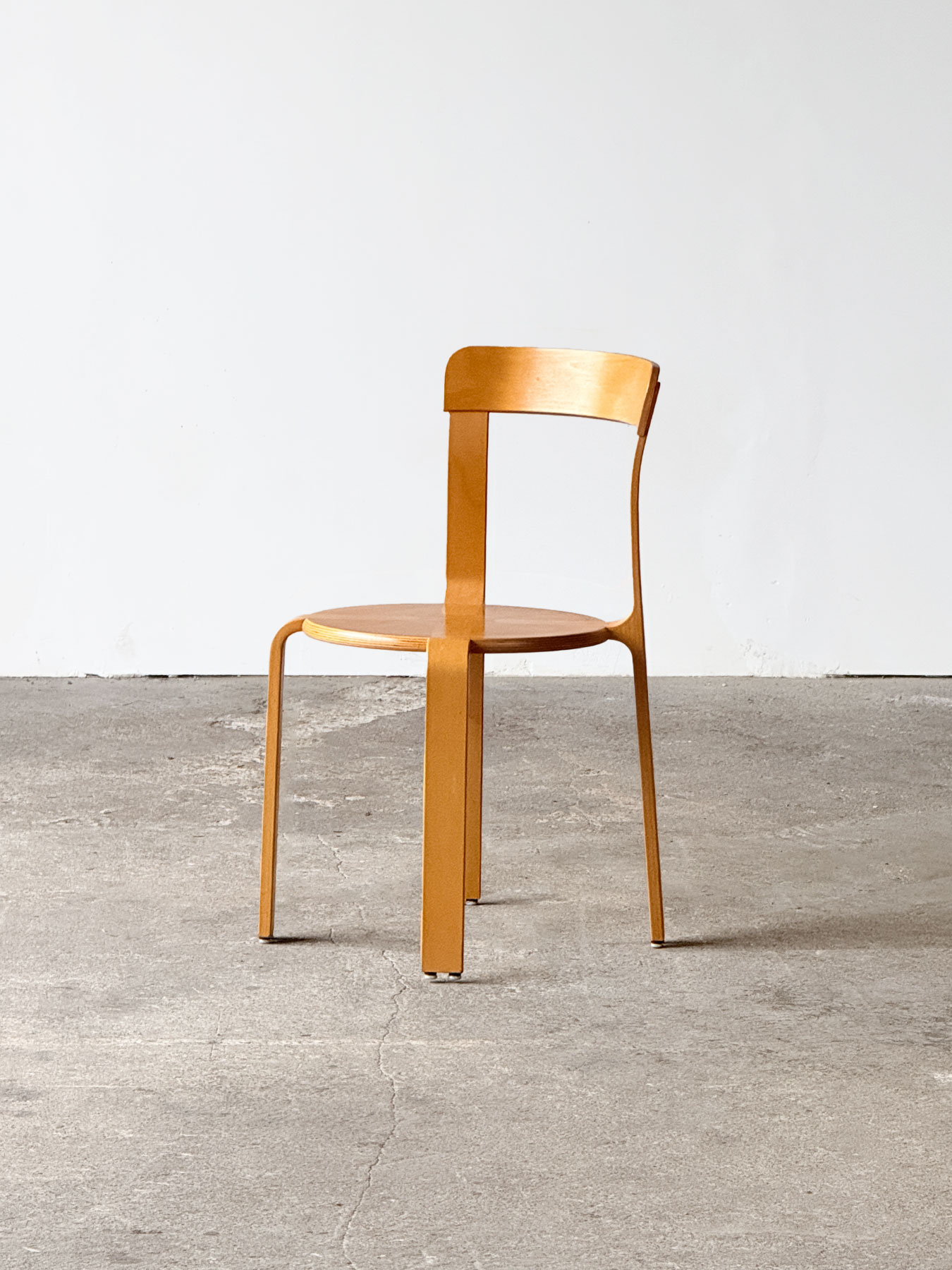 Krzesło Bruno Reya z lat 70., wykonane ze sklejki liściastej, widok od przodu.