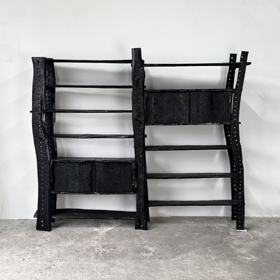 Masywny regał wykonany z drewna dębowego i olchowego, zdobiony ręcznymi ornamentami, styl zakopiański, lata 70.