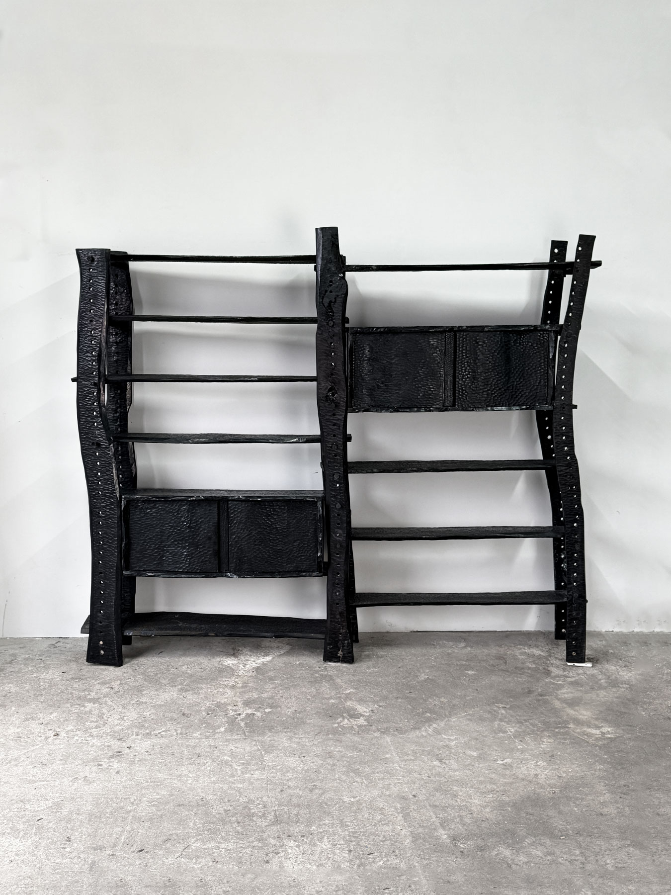 Masywny regał wykonany z drewna dębowego i olchowego, zdobiony ręcznymi ornamentami, styl zakopiański, lata 70.