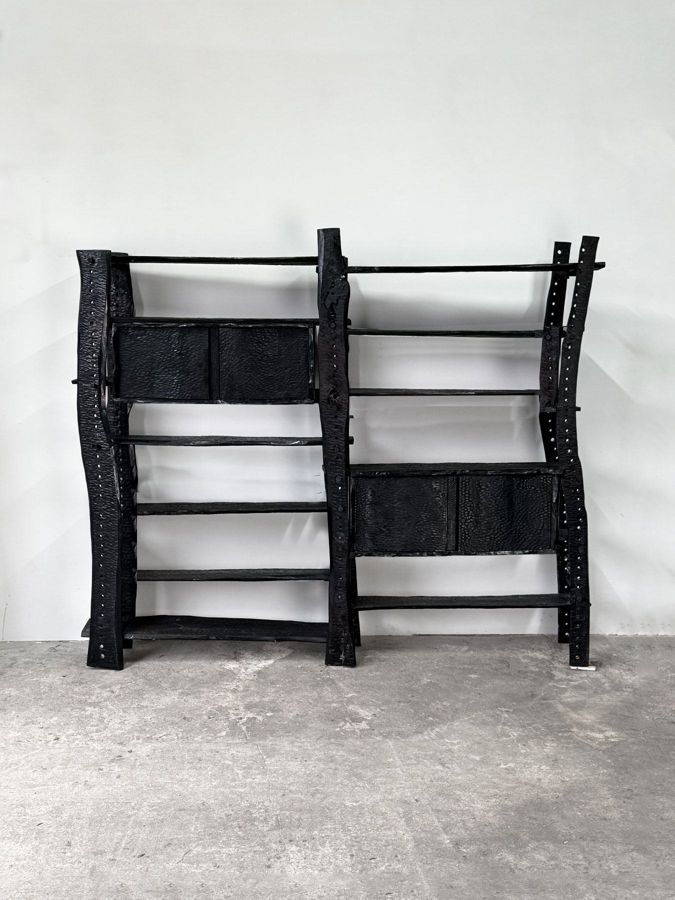 Ręcznie wykonany regał w stylu zakopiańskim, solidna konstrukcja z drewna dębowego i olchowego, zdobienia nawiązujące do tradycji góralskiej, lata 70.