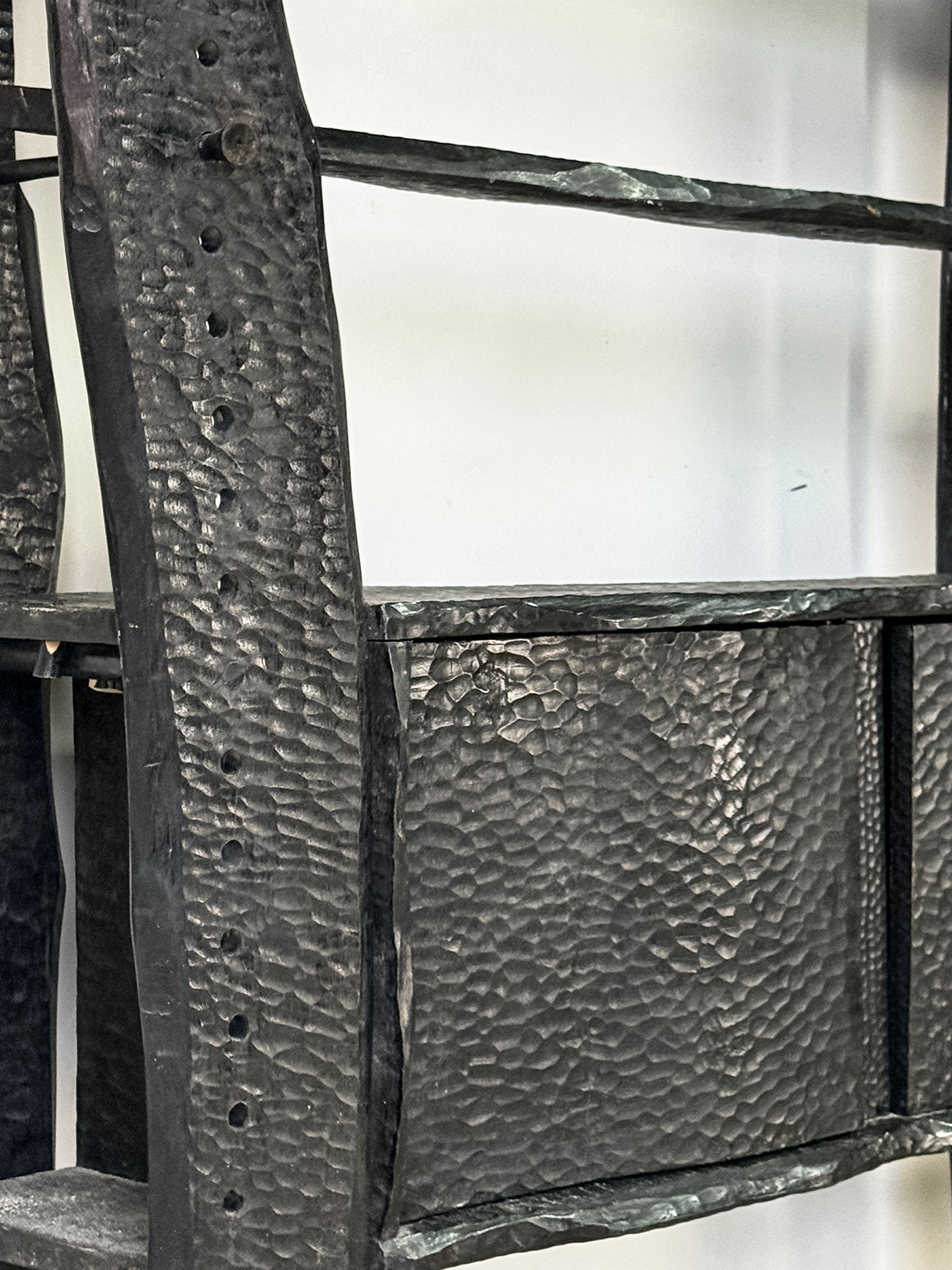 Detal ciosania regału w stylu góralskim – Krześlarz