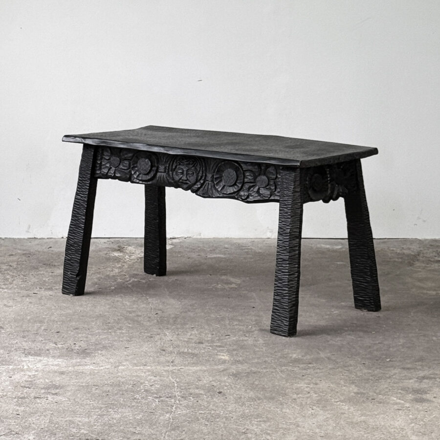 Masywny stół w stylu zakopiańskim, wykonany z drewna dębowego i olchowego, ciosane nogi, czarna politura, lata 70.