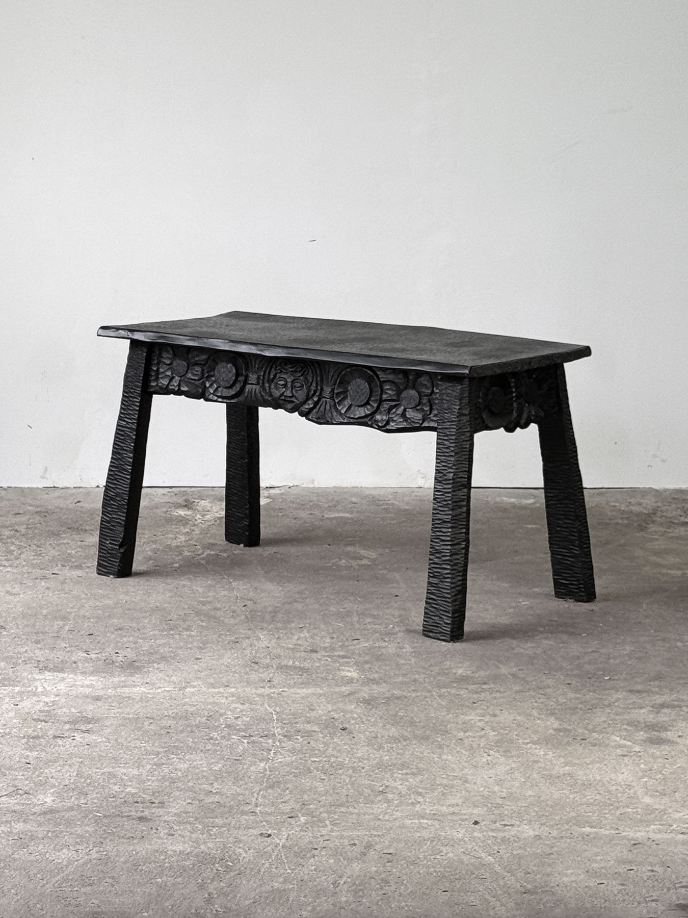 Masywny stół w stylu zakopiańskim, wykonany z drewna dębowego i olchowego, ciosane nogi, czarna politura, lata 70.