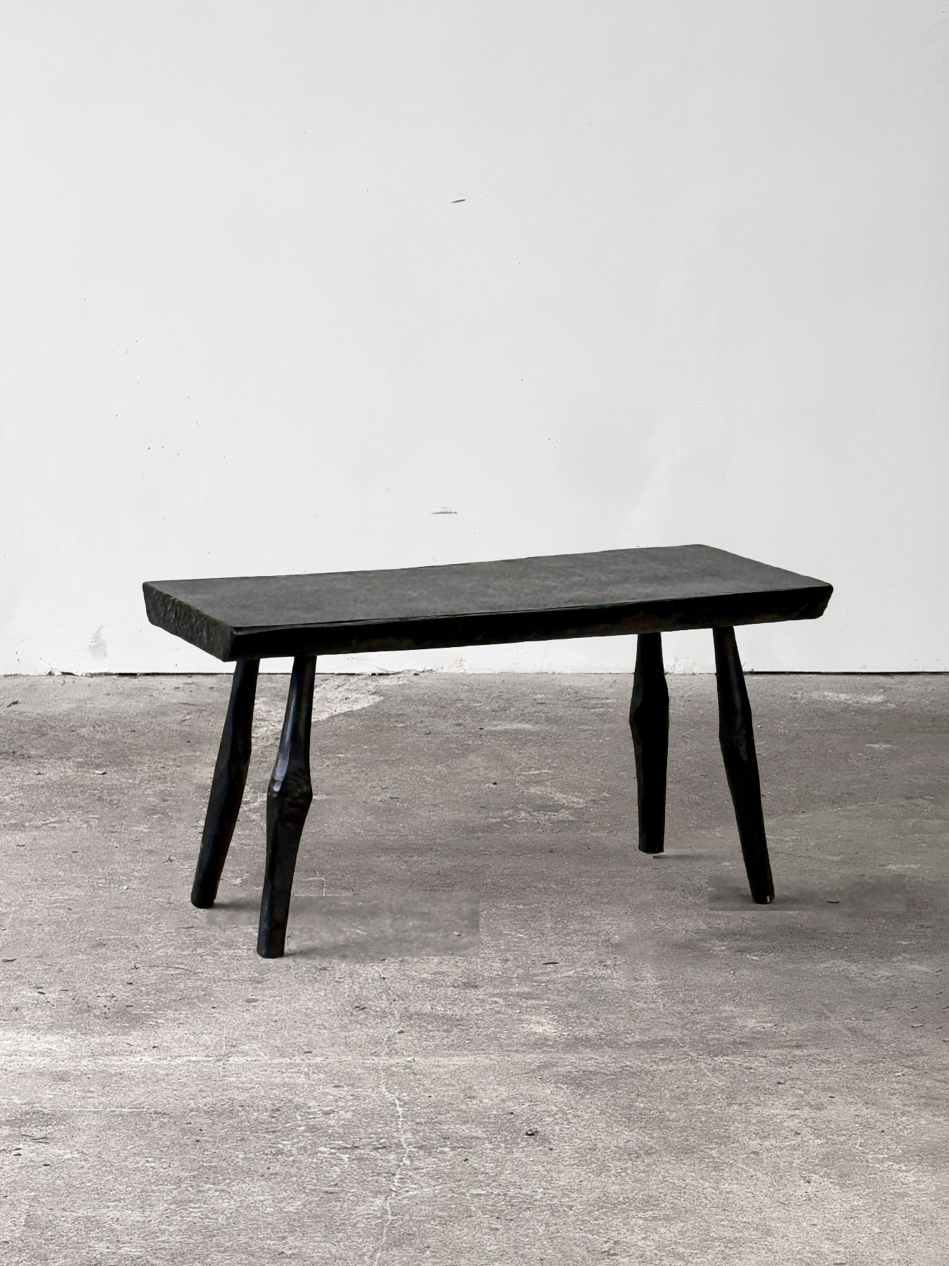 Ława vintage w stylu góralskim, drewno dębowe i olchowe, ręczne zdobienia i ciosania, lata 70., wykończona czarną politurą.