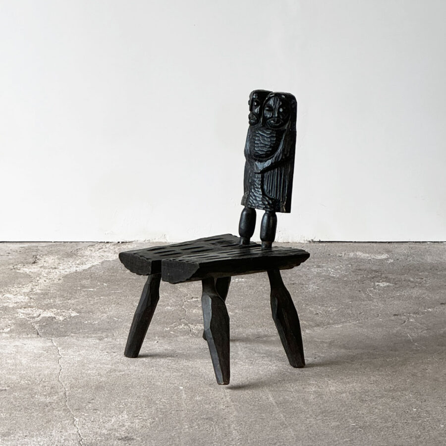 Ręcznie wykonany zydel w stylu zakopiańskim, z drewna dębowego i olchowego, zdobiony ciosaniami, czarna politura, lata 70.