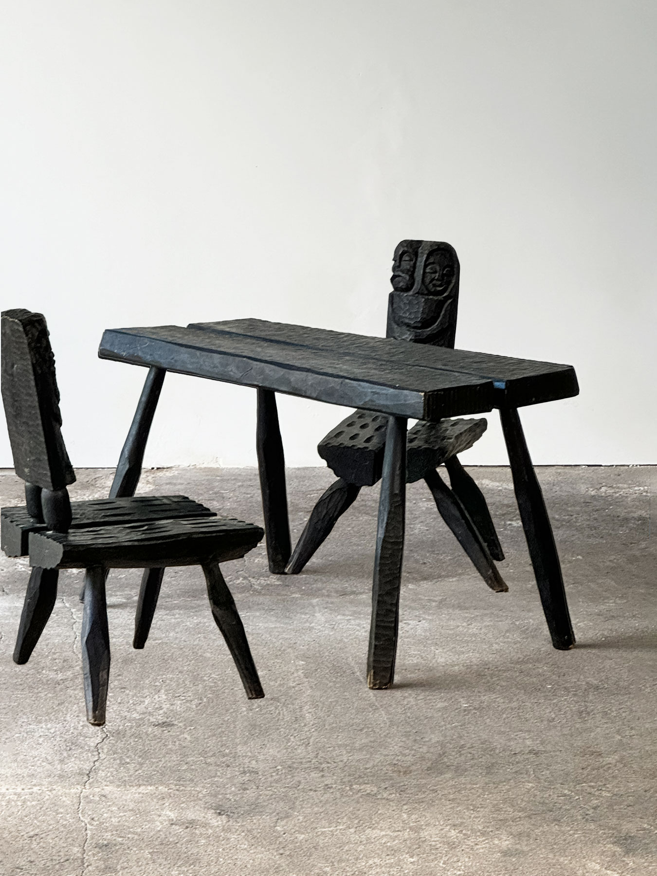 Stół w stylu góralskim z drewna dębowego i olchowego, z ciosanymi nogami i czarną politurą, ręcznie wykonany, lata 70.