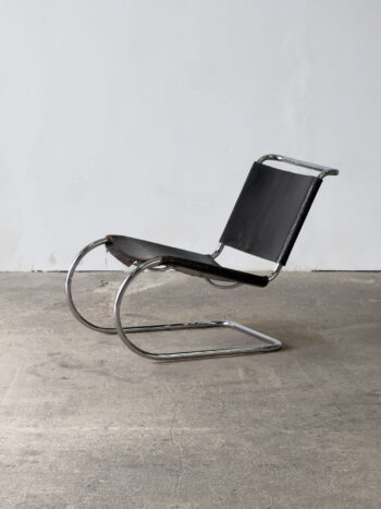 Fotel MR30/5 projektu Miesa van der Rohe w widoku z przodu