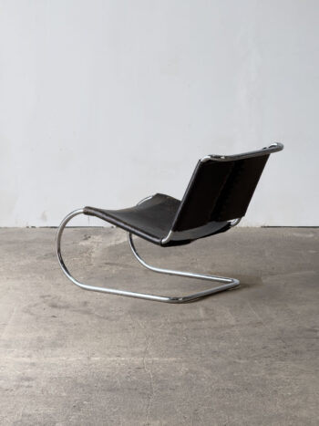 Fotel MR30/5 projektu Miesa van der Rohe w widoku od tyłu