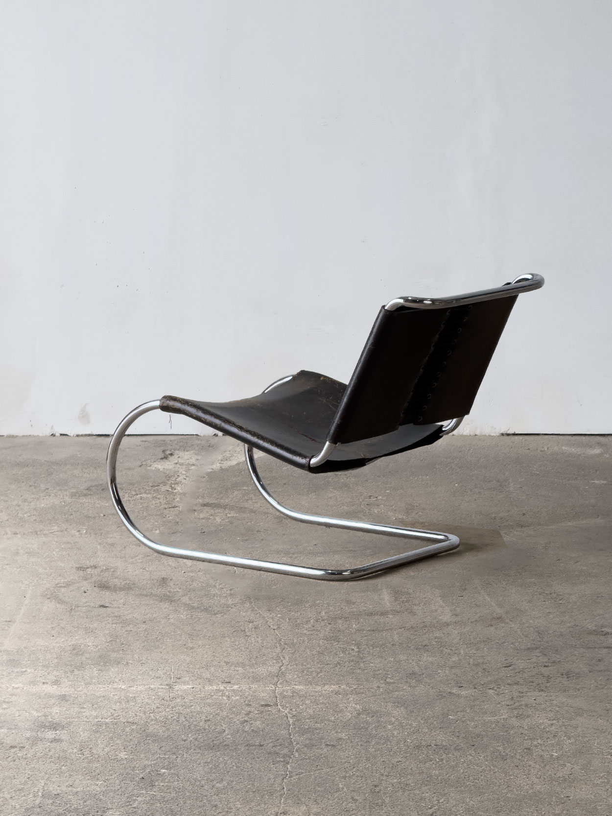 Fotel MR30/5 projektu Miesa van der Rohe w widoku od tyłu