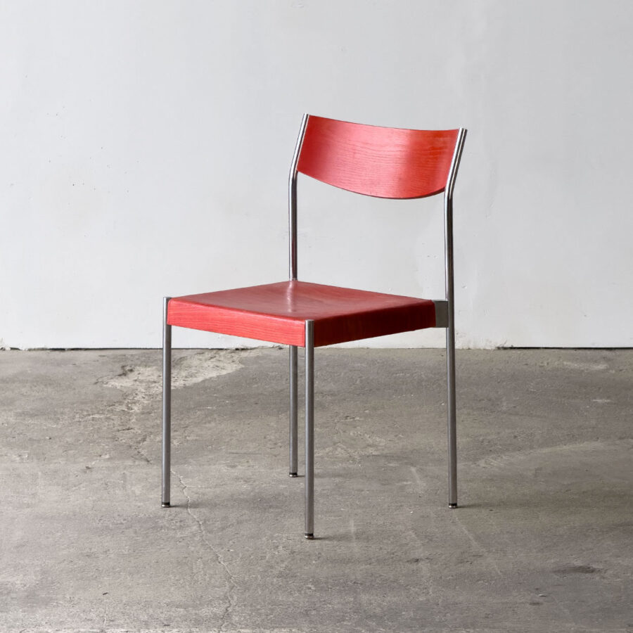 Krzesło Bandixen (model 2100) w czerwonym wybarwieniu bejcą