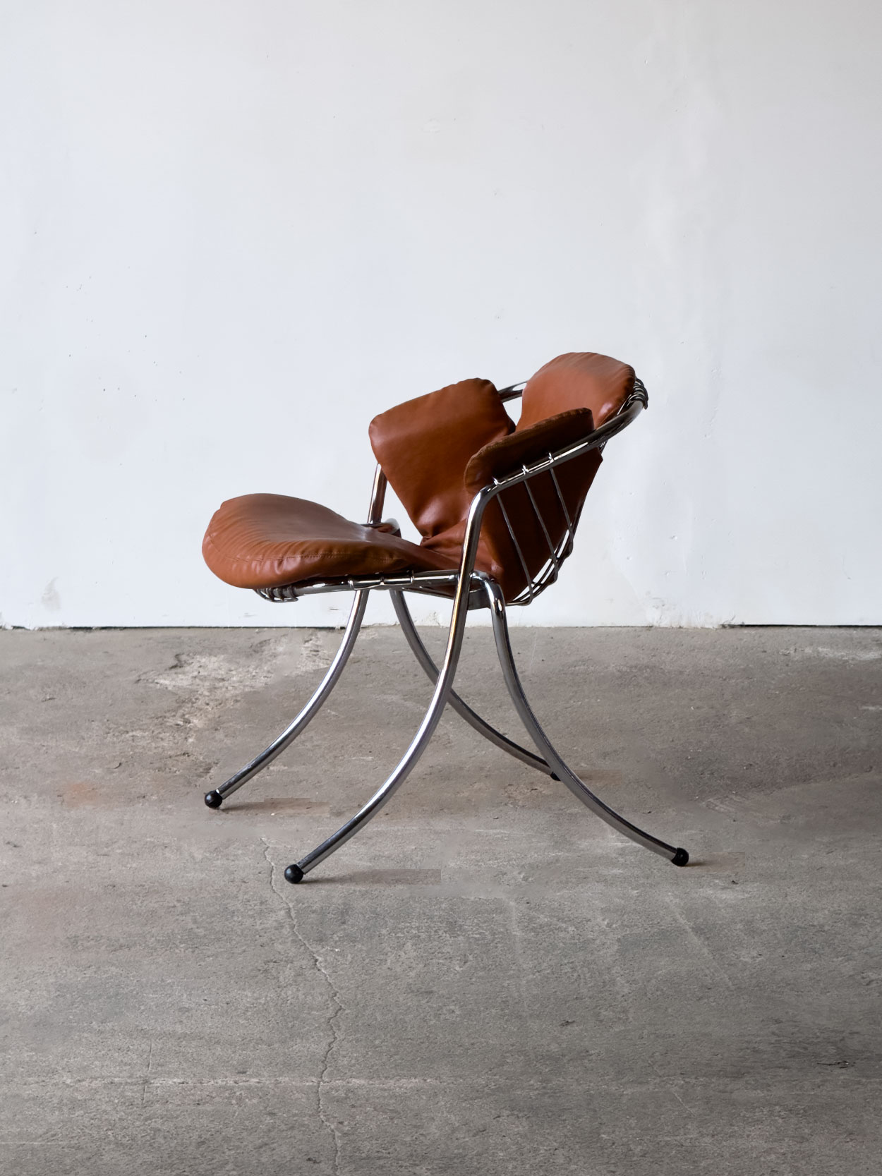 Krzesło Lynn widziane z boku, projekt Gastone Rinaldi, Rima Padova.