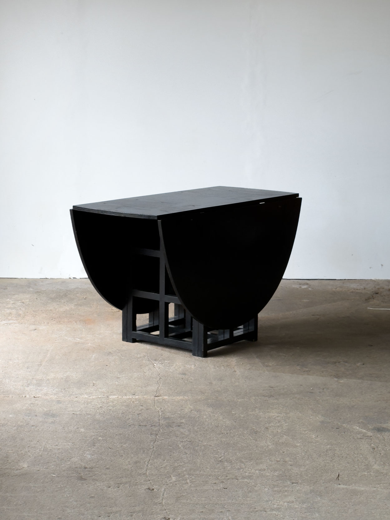 Złożony stół Mackintosh, czarny lakier, drewno jesionowe