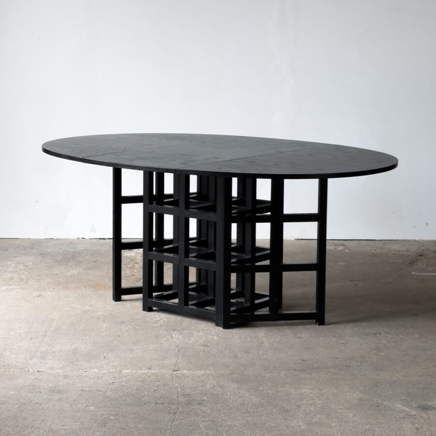 Owalny stół rozkładany Mackintosh, drewno jesionowe, czarny lakier