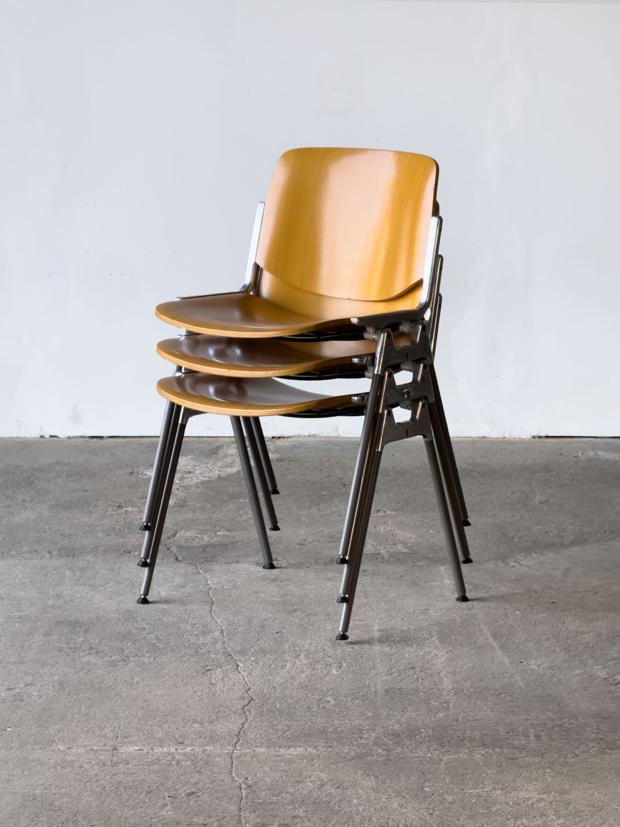 Trzy krzesła DSC 106 sztaplowane, włoski design, Giancarlo Piretti, Castelli