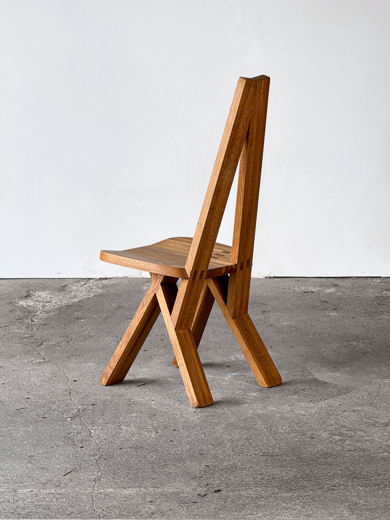 Tył krzesła S45 „Chlacc” inspirowanego projektem Pierre’a Chapo, skrzyżowane nogi