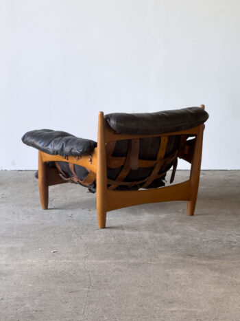 Tylny widok fotela „Sheriff” Sergio Rodrigues, drewno tekowe i skórzane pasy.