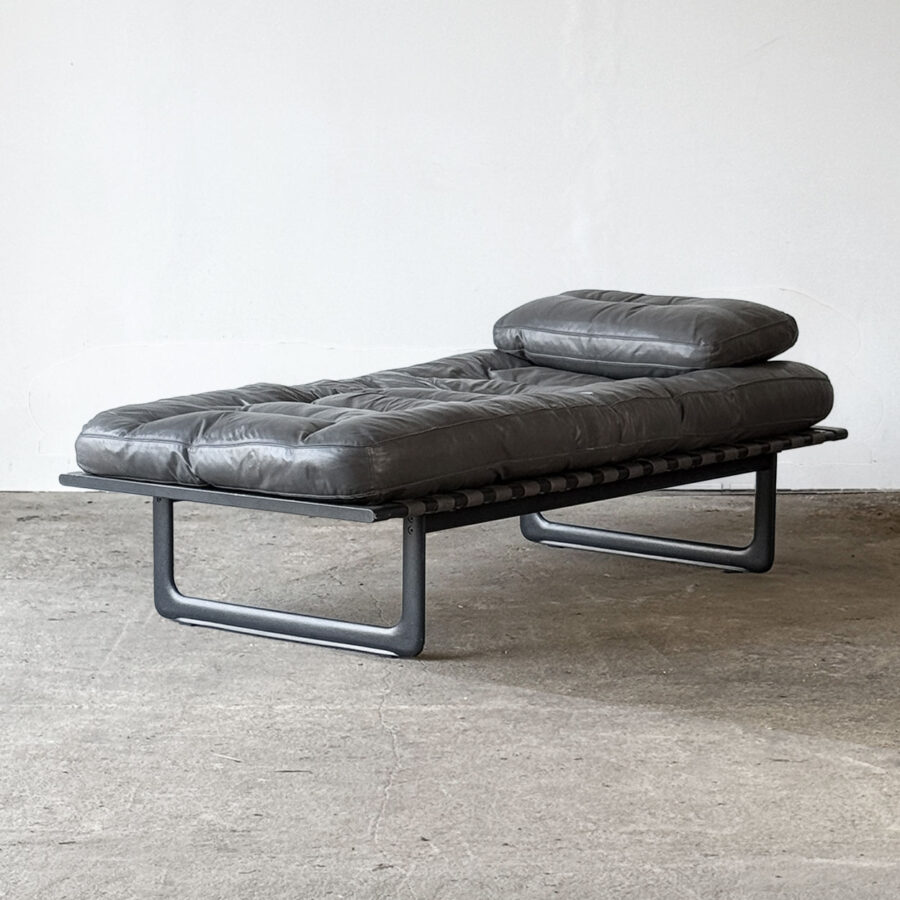 Leżanka „Grand Italia” Zanotta, projekt 1979, szara skóra i grafitowa stal.