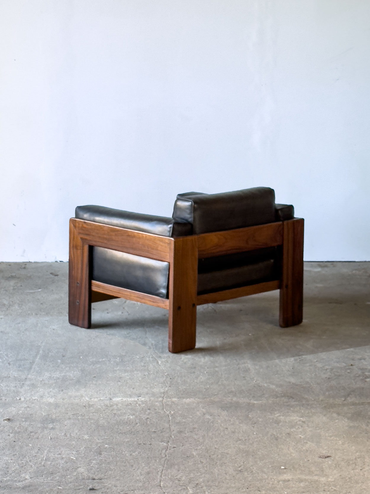 Fotel „Bastiano” widok tylny, konstrukcja palisandrowa