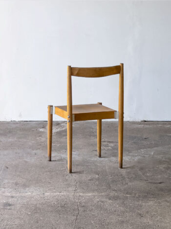 Tył krzesła A 30204 z widocznymi łącznikami stalowymi