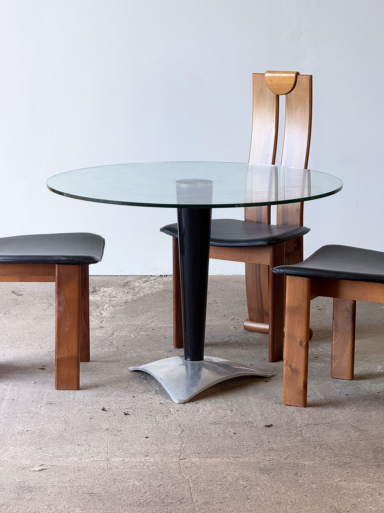 Stół vintage ze szklanym blatem i trzy krzesła