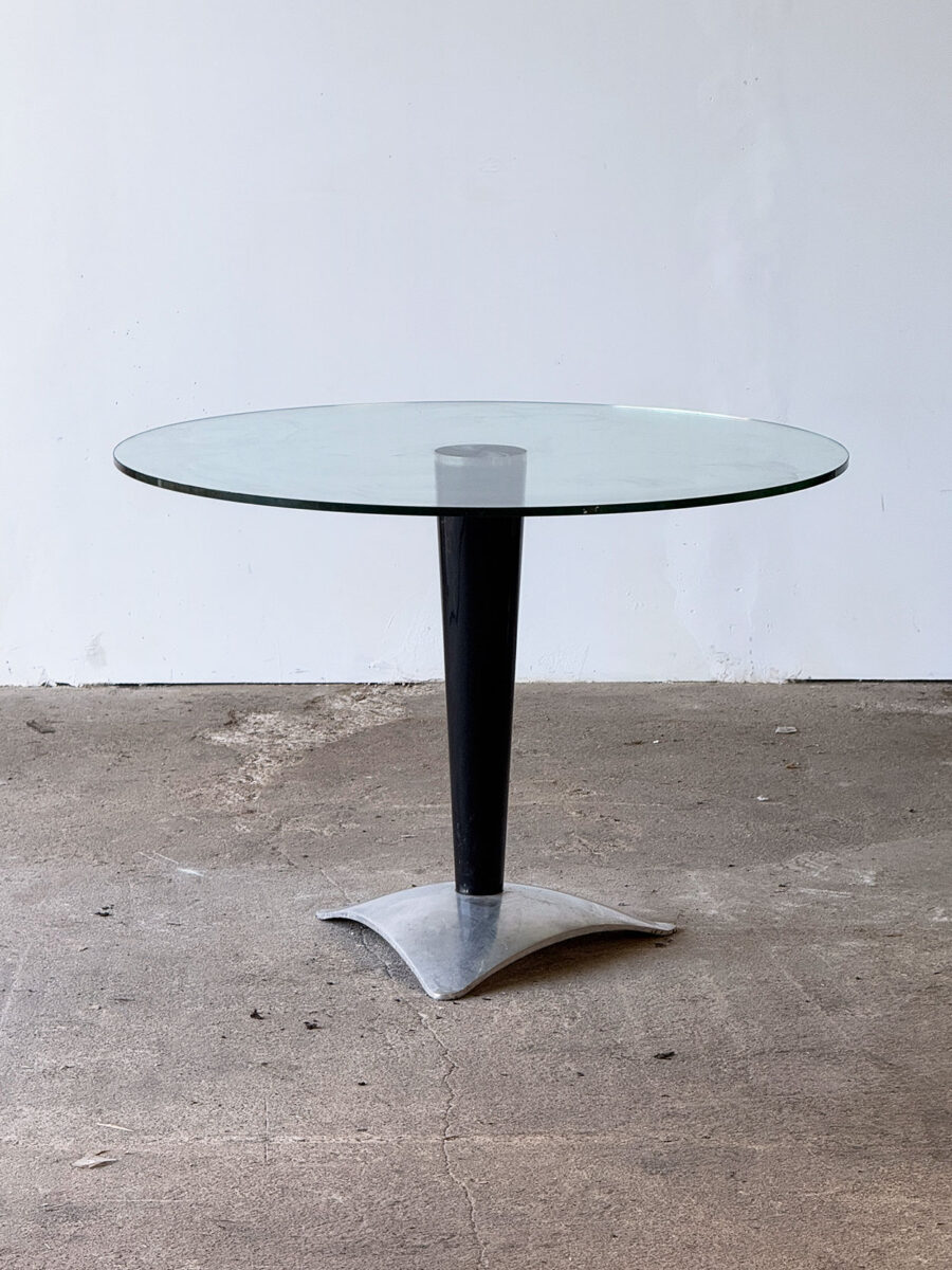 postmodernistyczny szklany stół