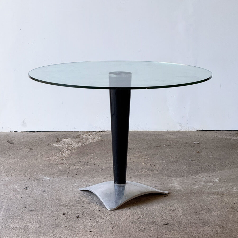 Okrągły stół vintage ze szklanym blatem i stalową nogą