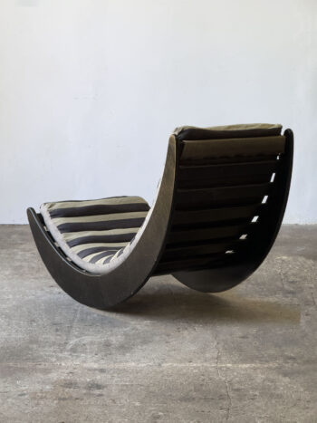 Fotel Relaxer 2 widziany od tyłu, czarna rama z giętego drewna