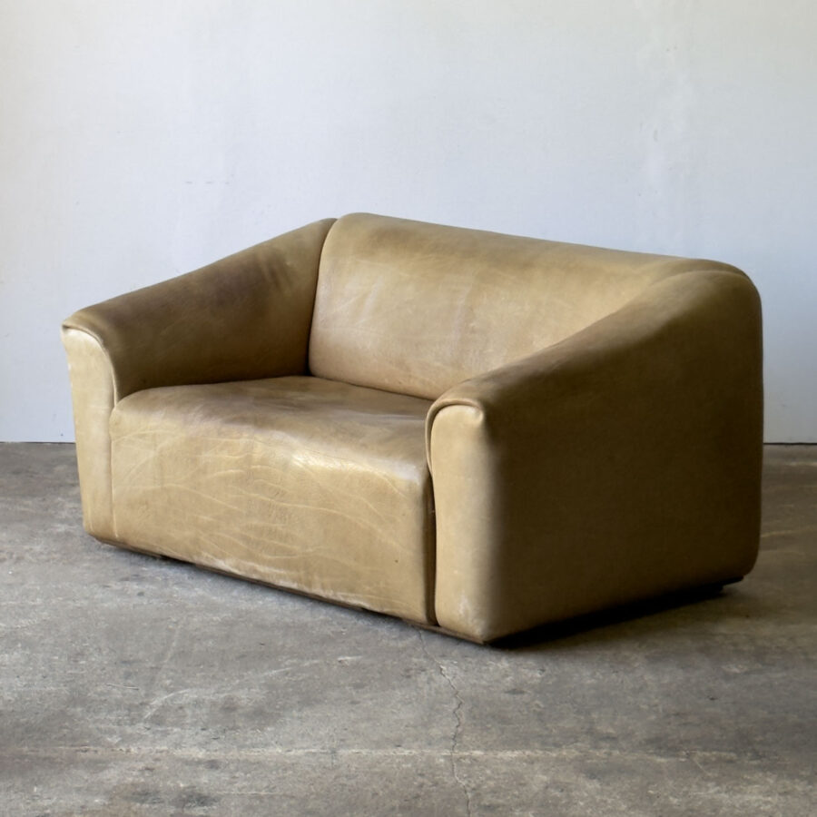 Sofa De Sede DS-47 dwuosobowa widziana od frontu, skóra naturalna