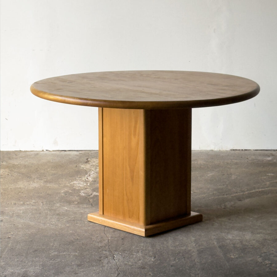 Drewniany, okrągły stół