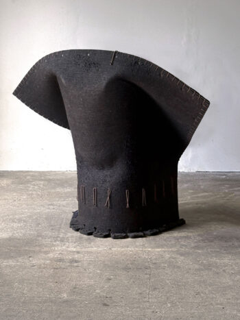 Tylna część fotela Feltri z usztywnionym filcowym korpusem