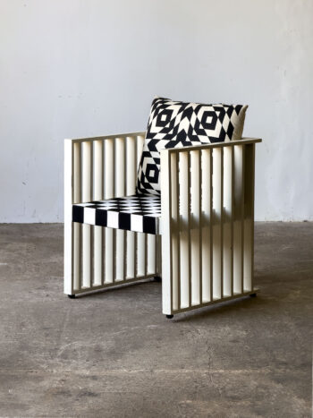 Krzesło Hoffmanna Purkersdorf, widok z przodu, biała rama, czarno-białe siedzisko