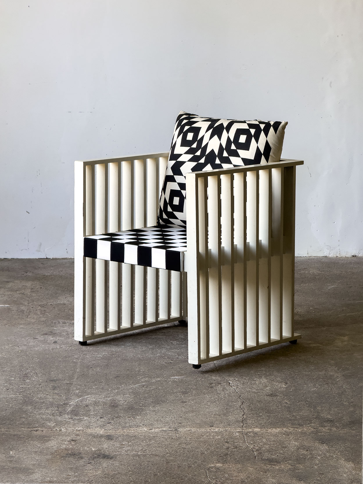 Krzesło Hoffmanna Purkersdorf, widok z przodu, biała rama, czarno-białe siedzisko