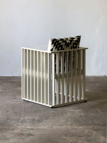 Tył krzesła Hoffmanna z białej lakierowanej ramy