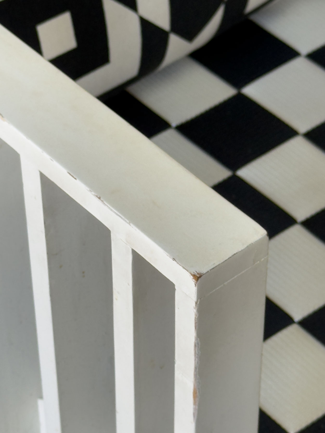 Zbliżenie na podłokietnik krzesła Hoffmanna z odpryskiem lakieru