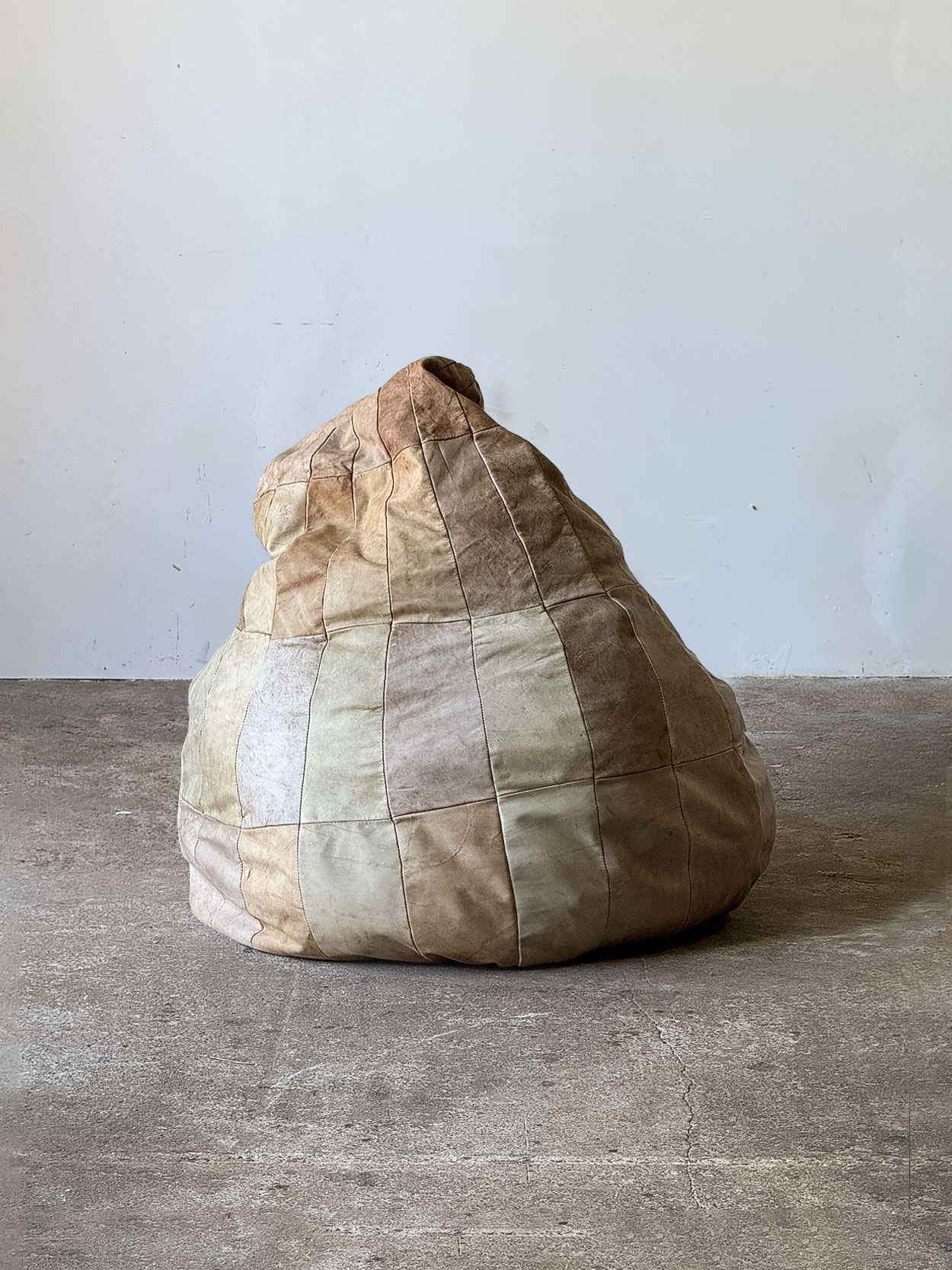 Skórzana pufa De Sede w stylu patchwork, widok z boku