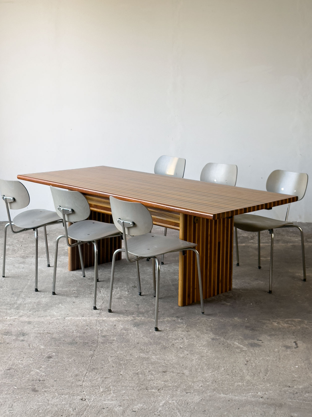 Włoski stół z pasów drewna zestawiony z krzesłami SE 68 Egona Eiermanna