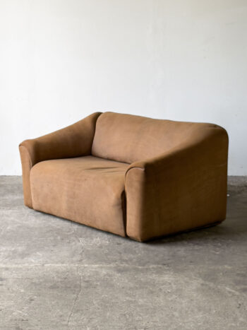 Sofa De Sede DS-47 w jasnobrązowym zamszu, widok ogólny