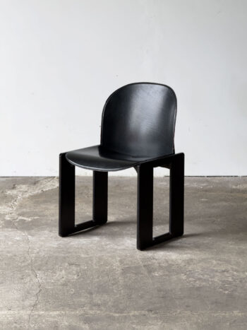 Krzesło Dialogo Tobia Scarpa, czarna rama i tapicerka skórzana, widok z przodu