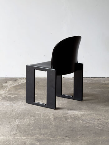 Krzesło Dialogo Tobia Scarpa widok od tyłu, czarna rama i oparcie skórzane