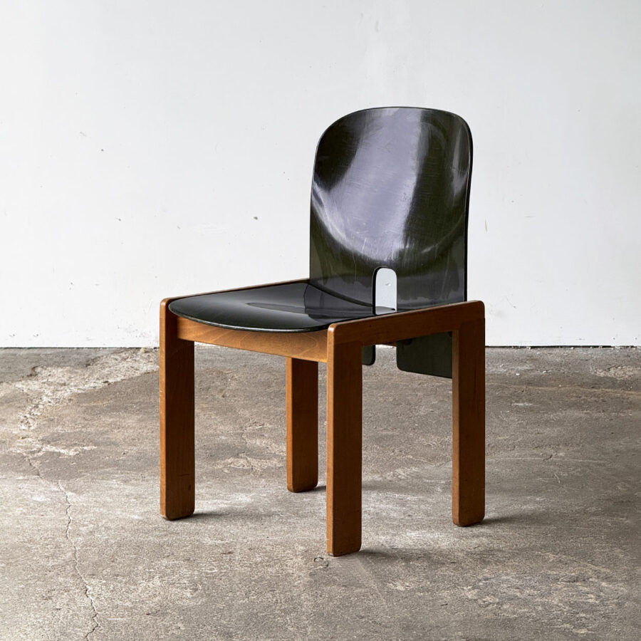 Krzesło 121 Afra i Tobia Scarpa Cassina, widok od przodu, rama orzechowa, ciemna sklejka