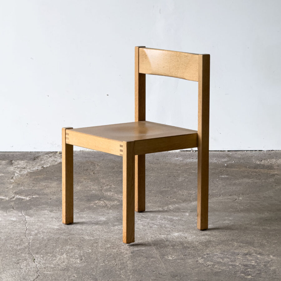 Dębowe krzesło ortogonalne, widok od przodu, minimalistyczna forma