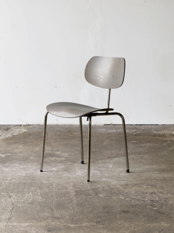 Krzesło SE 68 Egon Eiermann, widok od przodu, ergonomiczne siedzisko i stalowa rama